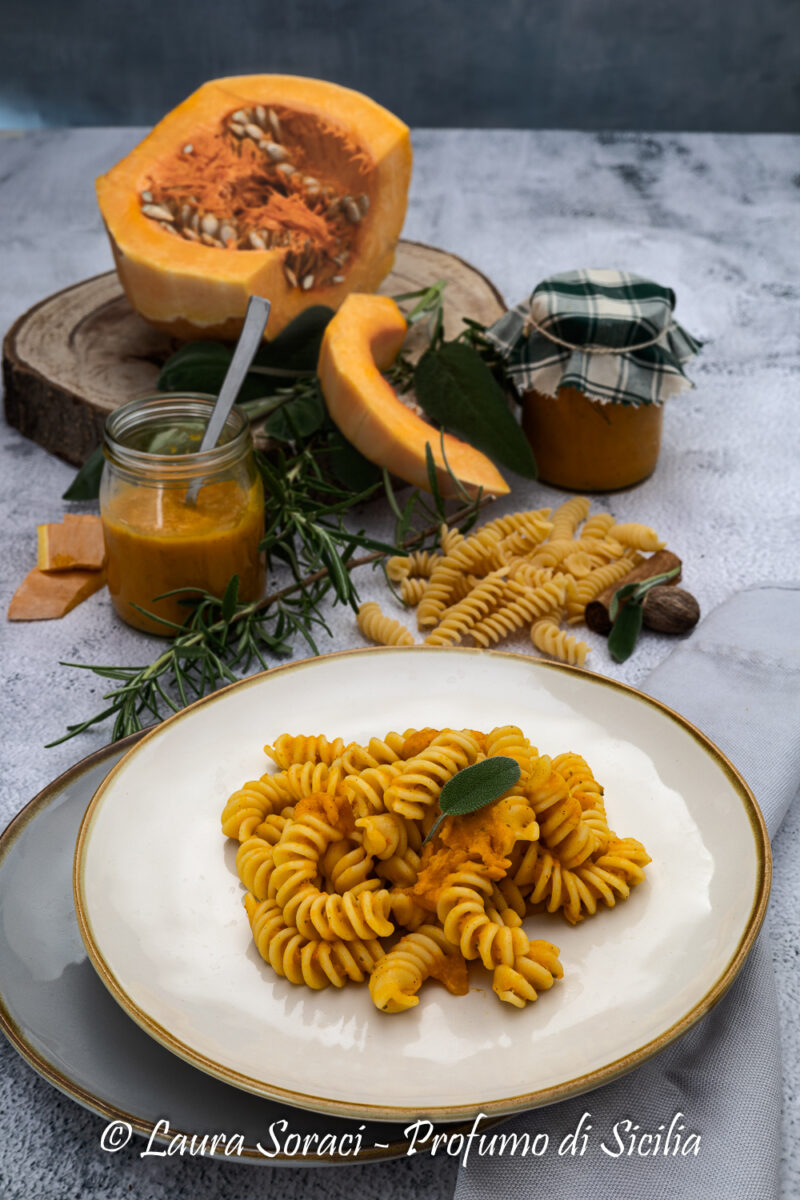 La pasta con la crema di zucca un piatto veloce buono e vegano