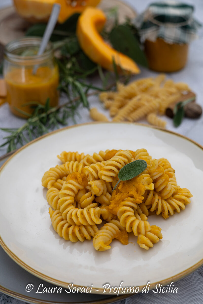 Scegli tra la pasta integrale o quella classica per accompagnare questa crema autunnale