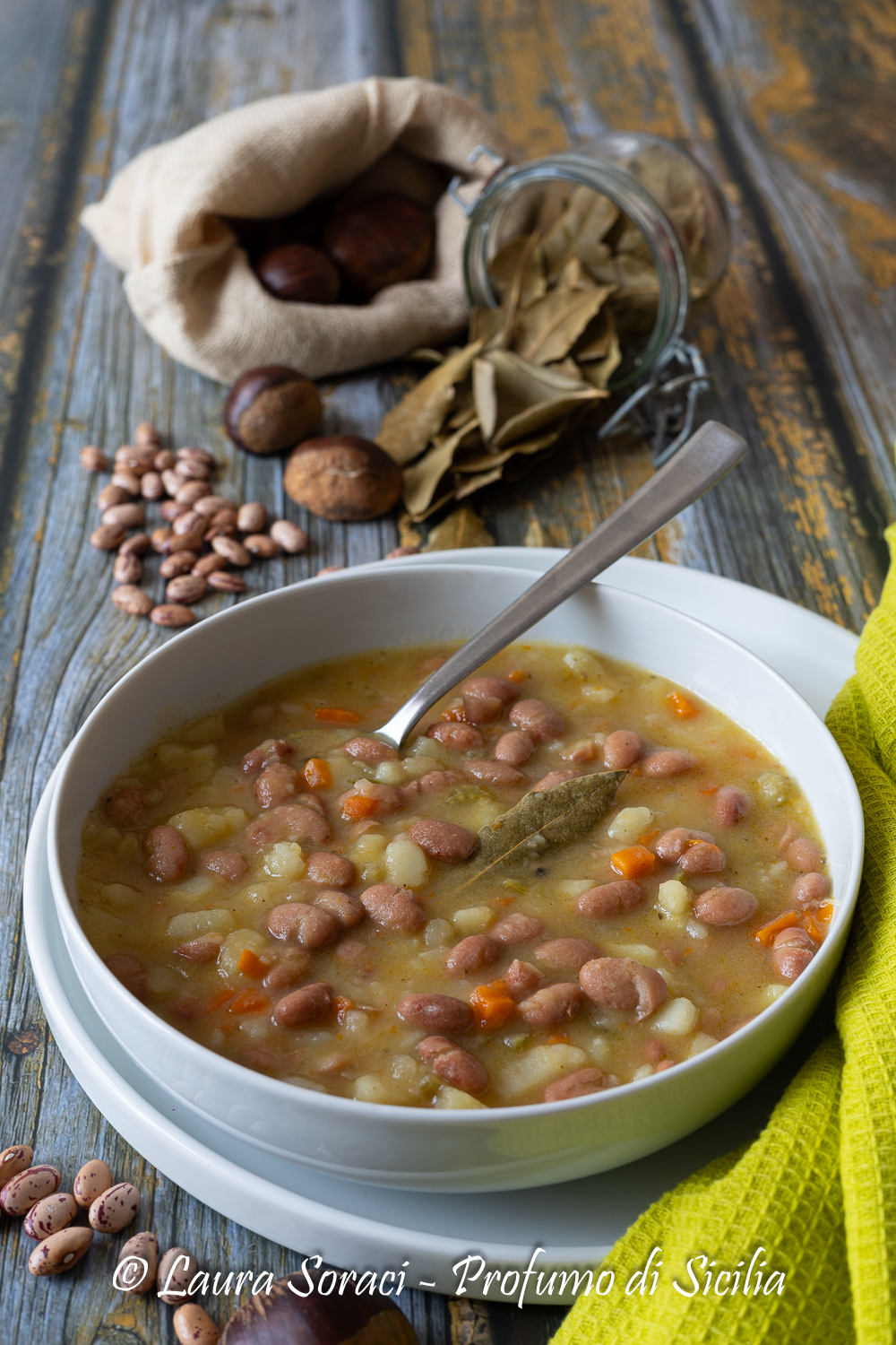 Una deliziosa minestra di castagne e fagioli tipico piatto siciliano